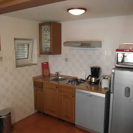 15823b Apartment *